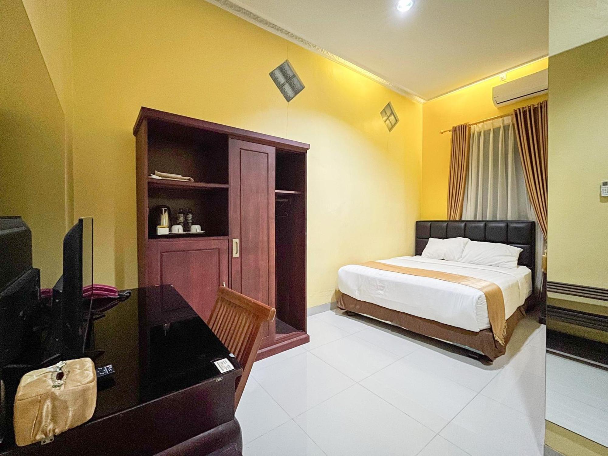 Kartika Hotel Syariah Pacitan Mitra Reddoorz Extérieur photo