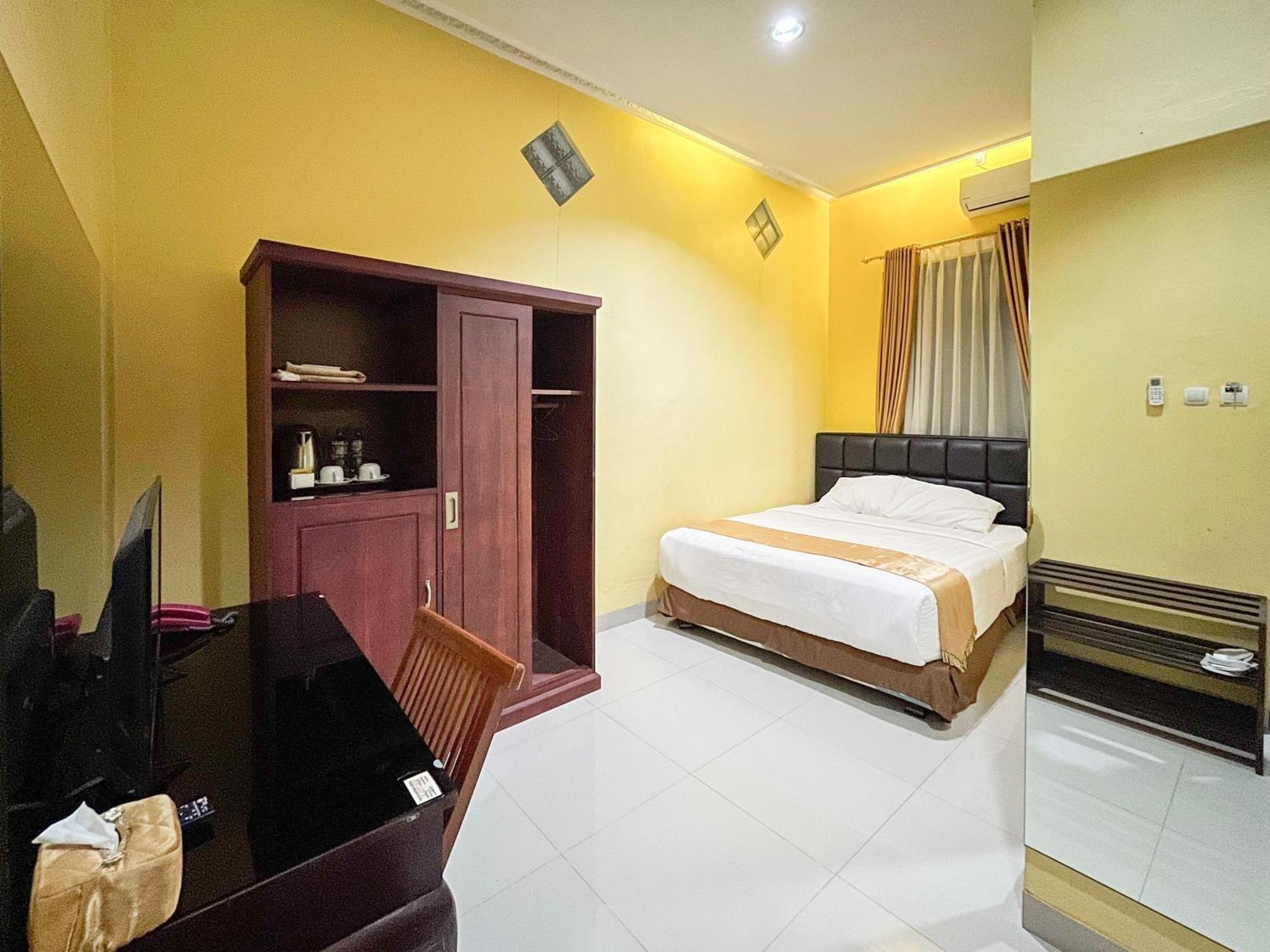 Kartika Hotel Syariah Pacitan Mitra Reddoorz Extérieur photo