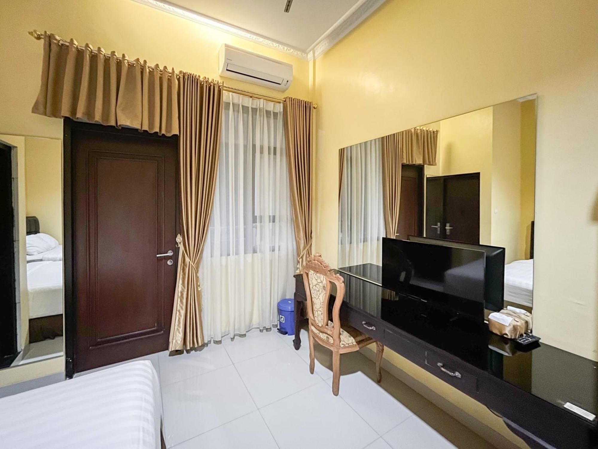 Kartika Hotel Syariah Pacitan Mitra Reddoorz Extérieur photo