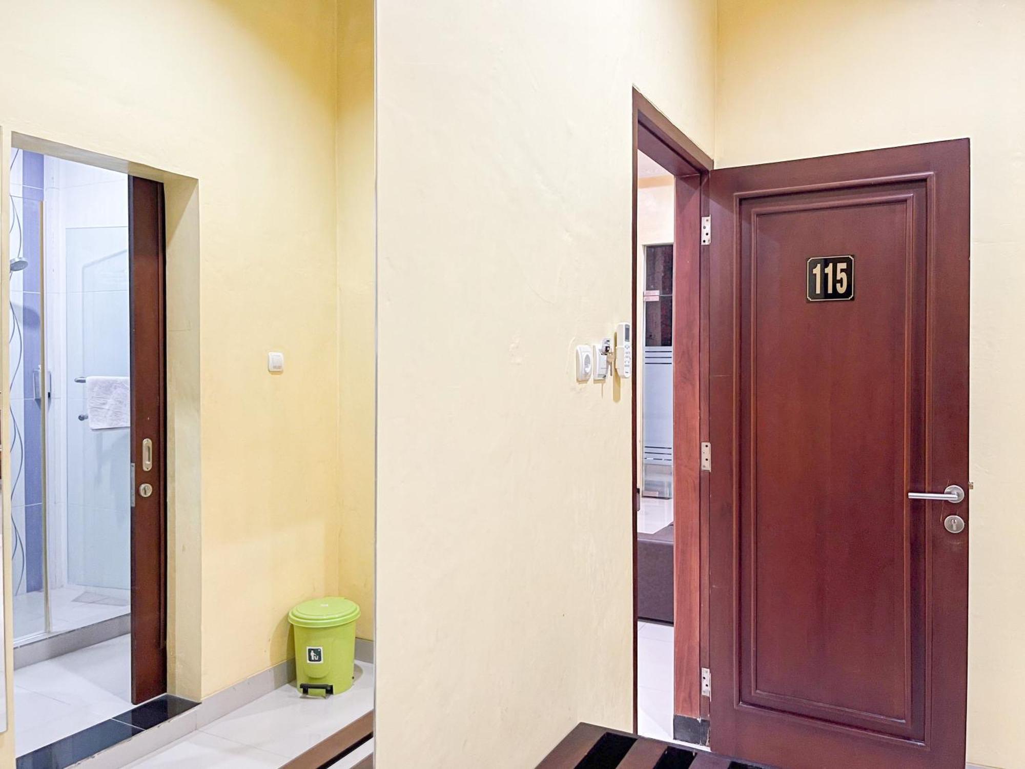 Kartika Hotel Syariah Pacitan Mitra Reddoorz Extérieur photo