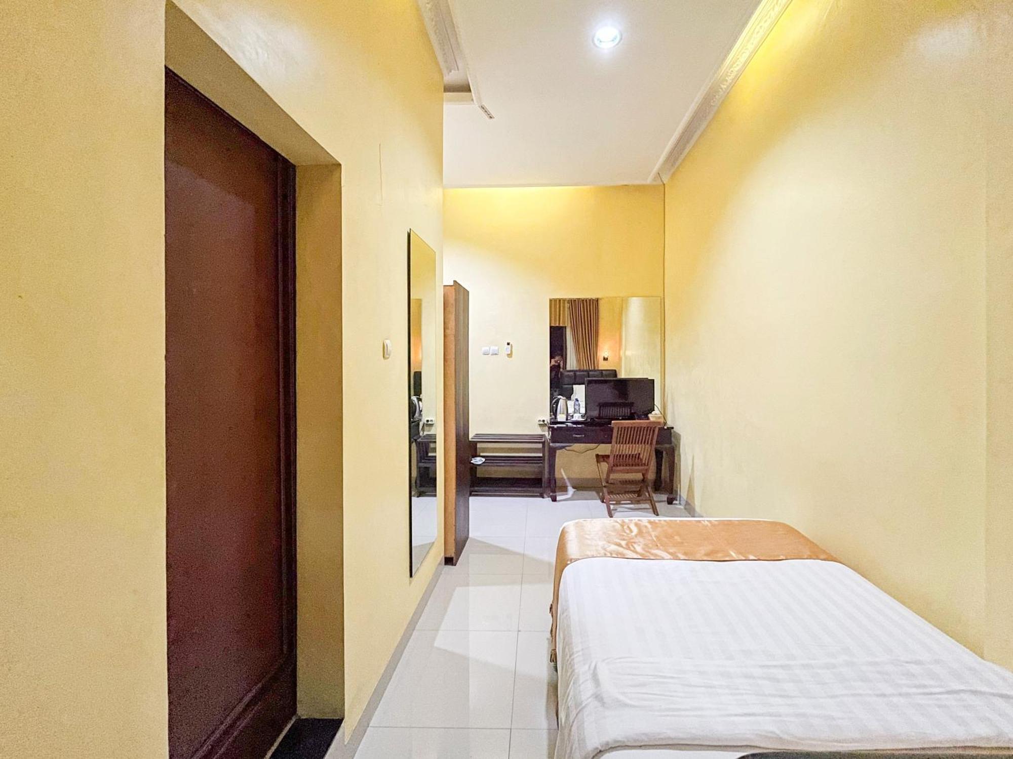 Kartika Hotel Syariah Pacitan Mitra Reddoorz Extérieur photo