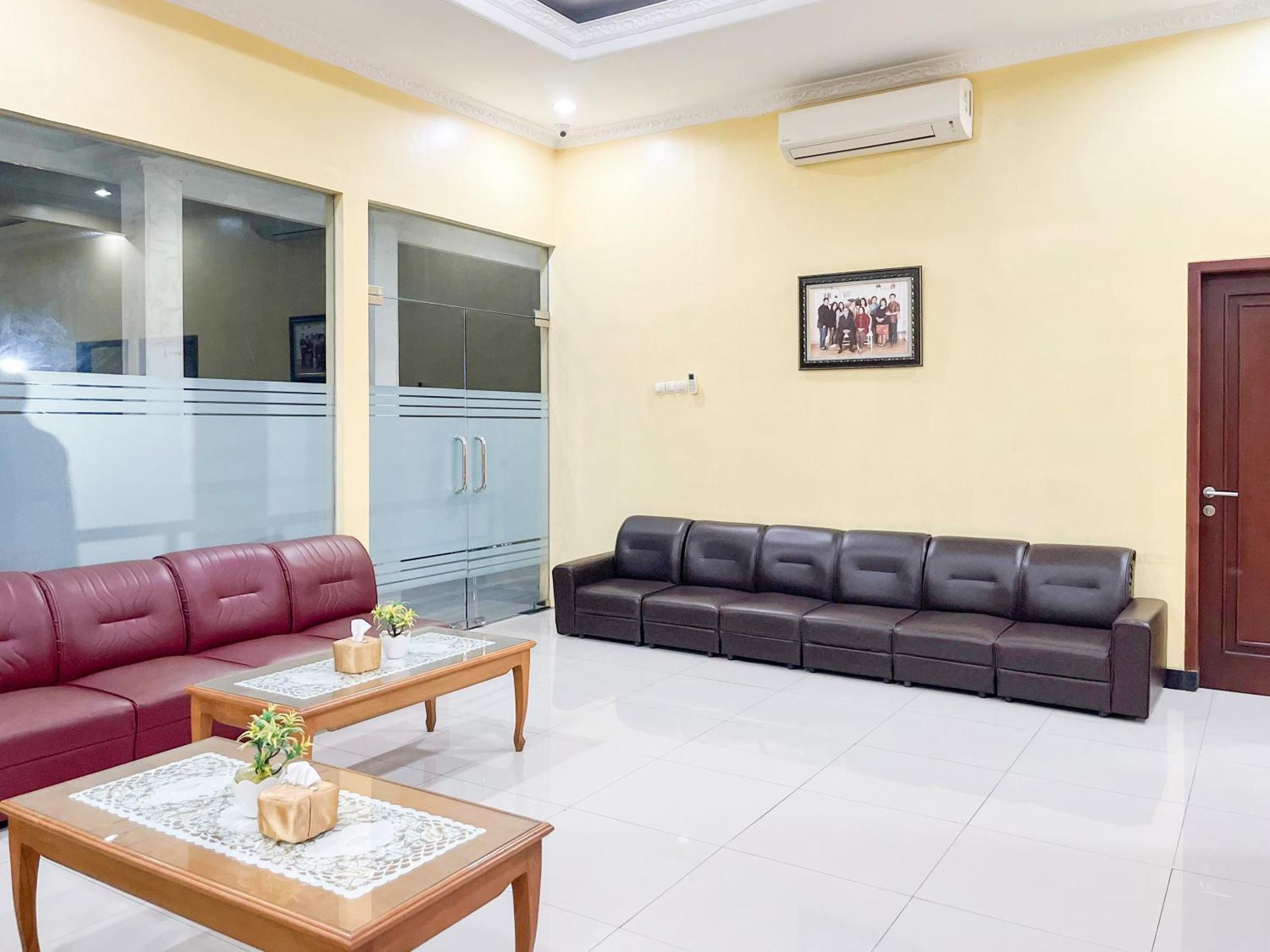 Kartika Hotel Syariah Pacitan Mitra Reddoorz Extérieur photo