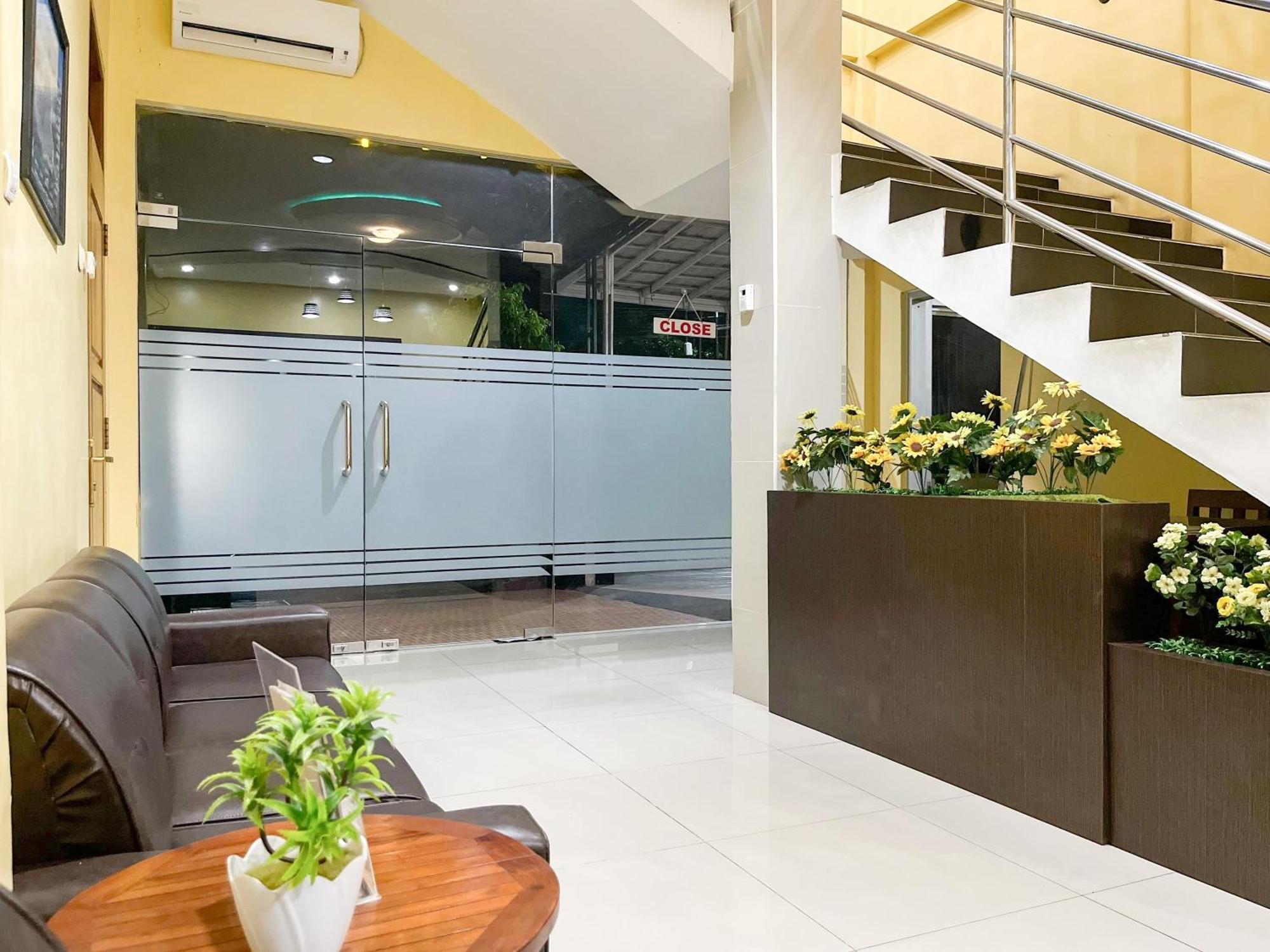 Kartika Hotel Syariah Pacitan Mitra Reddoorz Extérieur photo