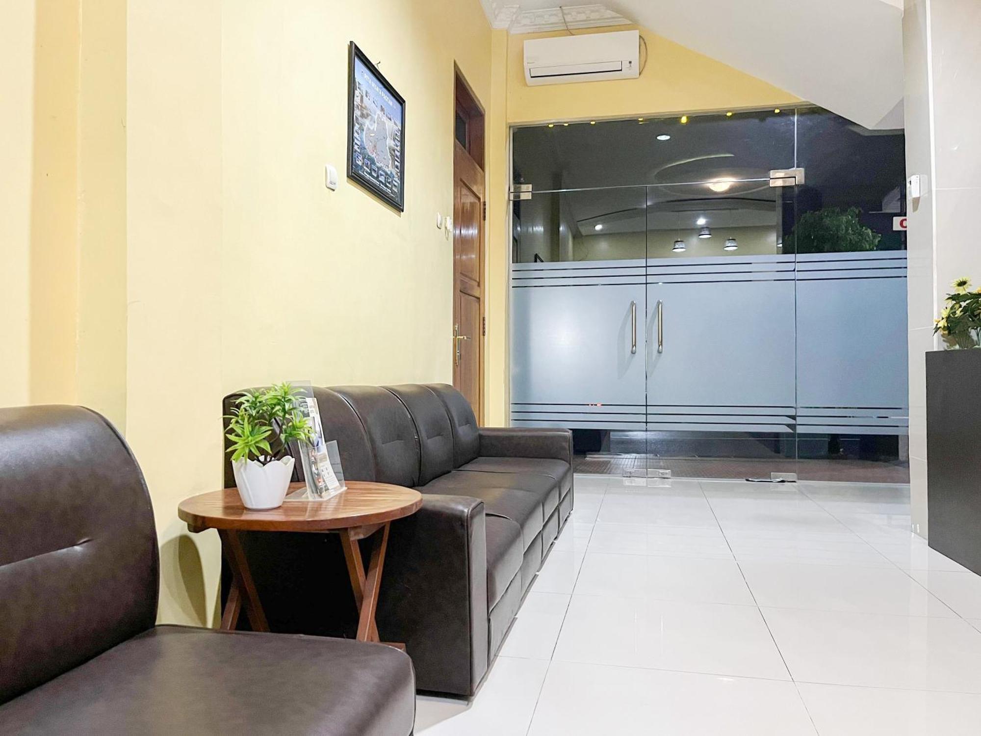 Kartika Hotel Syariah Pacitan Mitra Reddoorz Extérieur photo