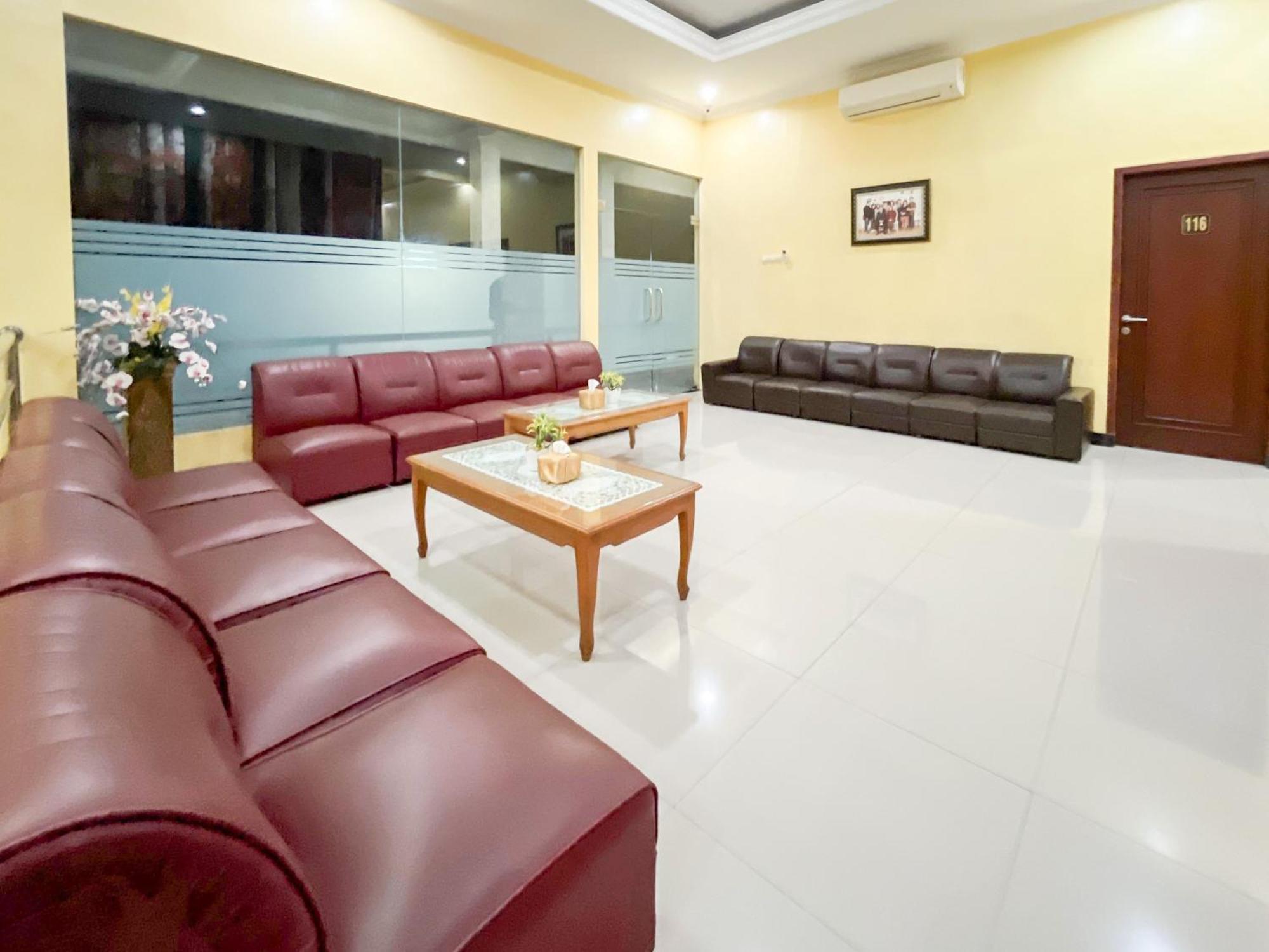 Kartika Hotel Syariah Pacitan Mitra Reddoorz Extérieur photo